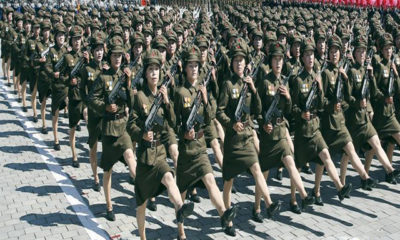 မြောက်ကိုရီးယားနိုင်ငံ၌ ၂၀၁၇ ခုနှစ် ဧပြီ ၁၅ ရက်က ပြုလုပ်ခဲ့သည့် စစ်ရေးပြအခမ်းအနားတွင် စစ်သမီးများ ပါဝင်ချီတက်နေစဉ်(ဆင်ဟွာ)