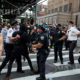 အမေရိကန်နိုင်ငံ နယူးယောက်မြို့တွင် ဆန္ဒပြနေသူများအား ရဲတပ်ဖွဲ့က ဖမ်းဆီးနေစဉ်(ဆင်ဟွာ)