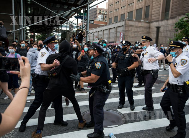 အမေရိကန်နိုင်ငံ နယူးယောက်မြို့တွင် ဆန္ဒပြနေသူများအား ရဲတပ်ဖွဲ့က ဖမ်းဆီးနေစဉ်(ဆင်ဟွာ)