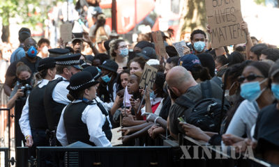 ဗြိတိန်နိုင်ငံ လန်ဒန်မြို့တွင် အမေရိကန်ရဲတပ်ဖွဲ့ဝင်များ၏ တရားဥပဒေစိုးမိုးရေးကို လက်လွန်ကျင့်သုံးခြင်းအား ဆန့်ကျင်ဆန္ဒပြနေသည်ကို မေ ၃၁ ရက်က တွေ့ရစဉ်(ဆင်ဟွာ)
