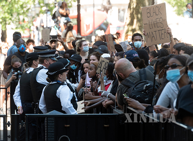 ဗြိတိန်နိုင်ငံ လန်ဒန်မြို့တွင် အမေရိကန်ရဲတပ်ဖွဲ့ဝင်များ၏ တရားဥပဒေစိုးမိုးရေးကို လက်လွန်ကျင့်သုံးခြင်းအား ဆန့်ကျင်ဆန္ဒပြနေသည်ကို မေ ၃၁ ရက်က တွေ့ရစဉ်(ဆင်ဟွာ)