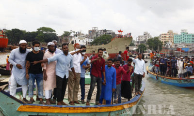 ဘင်္ဂလားဒေ့ရှ်နိုင်ငံ ဒါကာမြို့ရှိ ဘူရိဂင်္ဂါမြစ်အတွင်း ကူးတို့လှေတိမ်းမှောက်မှု ဖြစ်ပွားရာ နေရာသို့ လာရောက်ကြည့်ရှုသူများအား ဇွန် ၂၉ ရက်က တွေ့ရစဉ်(ဆင်ဟွာ)