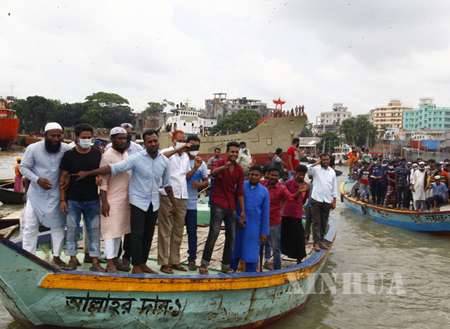 ဘင်္ဂလားဒေ့ရှ်နိုင်ငံ ဒါကာမြို့ရှိ ဘူရိဂင်္ဂါမြစ်အတွင်း ကူးတို့လှေတိမ်းမှောက်မှု ဖြစ်ပွားရာ နေရာသို့ လာရောက်ကြည့်ရှုသူများအား ဇွန် ၂၉ ရက်က တွေ့ရစဉ်(ဆင်ဟွာ)