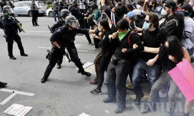 အမေရိကန်နိုင်ငံ လော့အိန်ဂျလိစ်မြို့၌ ဆန္ဒပြသူများ နှင့် ရဲတပ်ဖွဲ့ဝင်များအကြား မေ ၃၀ ရက်က ထိပ်တိုက်တွေ့ဆုံမှုဖြစ်ပွားနေစဉ်(ဆင်ဟွာ)