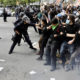 အမေရိကန်နိုင်ငံ လော့အိန်ဂျလိစ်မြို့၌ ဆန္ဒပြသူများ နှင့် ရဲတပ်ဖွဲ့ဝင်များအကြား မေ ၃၀ ရက်က ထိပ်တိုက်တွေ့ဆုံမှုဖြစ်ပွားနေစဉ်(ဆင်ဟွာ)