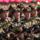 မြောက်ကိုရီးယား နိုင်ငံ ပြုံးယမ်းမြို့၌ ၂၀၁၈ ခုနှစ်က ပြုလုပ်ခဲ့သော နိုင်ငံ တည်ထောင်ခြင်း နှစ် ၇၀ ပြည့် နှစ်ပတ်လည်နေ့ စစ်ရေးပြ အခမ်းအနားတွင် ချီတက်နေသော စစ်သားများအား တွေ့ရစဉ်(ဆင်ဟွာ)