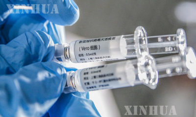 တရုတ်နိုင်ငံ ပေကျင်းမြို့ရှိ Sinovac Biotech Ltd တွင် ဝန်ထမ်းတစ်ဦးက COVID-19 inactivated ကာကွယ်ဆေးအား မတ်လအတွင်း ပြသနေစဉ်(ဆင်ဟွာ)