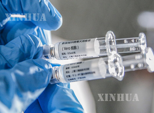 တရုတ်နိုင်ငံ ပေကျင်းမြို့ရှိ Sinovac Biotech Ltd တွင် ဝန်ထမ်းတစ်ဦးက COVID-19 inactivated ကာကွယ်ဆေးအား မတ်လအတွင်း ပြသနေစဉ်(ဆင်ဟွာ)