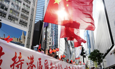 ဟောင်ကောင်အထူးအုပ်ချုပ်ခွင့်ရဒေသခံများက ဇွန် ၃၀ ရက်တွင် အမျိုးသားလုံခြုံရေးထိန်းသိမ်းစောင့်ရှောက်မှု ဥပဒေပြဌာန်းခြင်းအား ထောက်ခံကြိုဆိုသောအားဖြင့် တရုတ်နိုင်ငံတော်အလံ နှင့်ဟောင်ကောင်အလံများကို ဝှေ့ယမ်းနေကြစဉ်(ဆင်ဟွာ)
