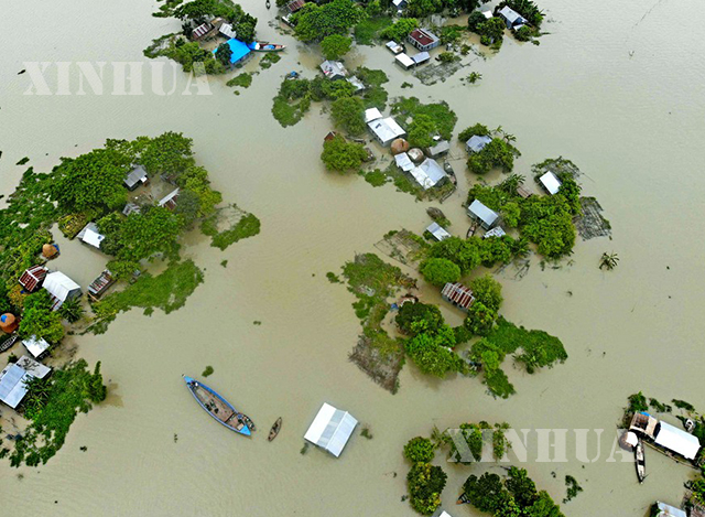 ဘင်္ဂလားဒေ့ရှ်နိုင်ငံ ဖာရစ်ပါရ်ခရိုင်တွင် ရေကြီးရေလျှံမှုကြောင့် နေအိမ်များ နစ်မြုပ်နေသည်ကို တွေ့ရစဉ် (ဆင်ဟွာ)