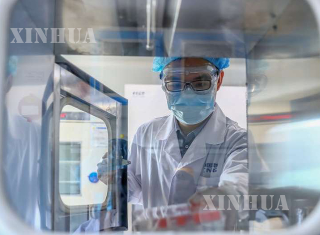 တရုတ်နိုင်ငံ ပေကျင်းမြို့တော်ရှိ China National Pharmaceutical Group (Sinopharm) ၏ ကာကွယ်ဆေး ထုတ်လုပ်သောစက်ရုံတွင် ဝန်ထမ်းတစ်ဦးက COVID-19 inactivated ကာကွယ်ဆေး နမူနာများအား ထုတ်ယူနေစဉ် (ဆင်ဟွာ)