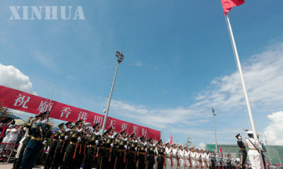 ဟောင်ကောင်ရှိ တရုတ်ပြည်သူ့လွတ်မြောက်ရေးတပ်မတော်(PLA) မြို့စောင့်တပ်ဖွဲ့ဝင်များ ၂၀၁၉ ခုနှစ် ဇွန် ၃၀ ရက်က နိုင်ငံတော်အလံလွှင့်ထူနေစဉ်(ဆင်ဟွာ)