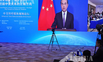 တရုတ်နိုင်ငံ နိုင်ငံခြားရေးဝန်ကြီး ဝမ်ရိက ဇူလိုင် ၉ ရက်တွင် ကျင်းပသော တရုတ်-အမေရိကန် THINK TANKS မီဒီယာ ဗွီဒီယို ဖိုရမ်၌ အမှာစကားပြောကြားနေသည်ကို တွေ့ရစဉ်(ဆင်ဟွာ)