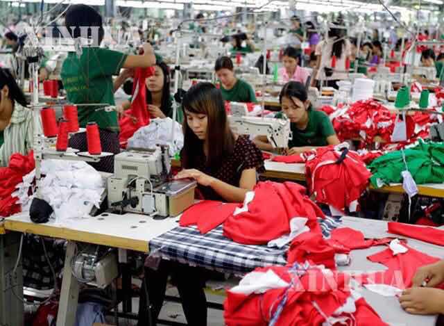 ပြည်တွင်း အထည်ချုပ်လုပ်ငန်းခွင်တစ်ခု၌ အလုပ်သမားများ အလုပ်လုပ်နေသည်ကို တွေ့အားစဉ်(ဆင်ဟွာ)