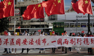 ဟောင်ကောင် အထူးအုပ်ချုပ်ခွင့်ဒေသခံများက ဇွန် ၃၀ ရက်တွင် အမျိုးသားလုံခြုံရေး ထိန်းသိမ်းစောင့်ရှောက်မှုဥပဒေ ပြဌာန်းခြင်းအား ထောက်ခံကြိုဆိုသောအားဖြင့် တရုတ်နိုင်ငံတော်အလံနှင့် ဟောင်ကောင်အလံများကို ဝှေ့ယမ်းနေကြစဉ် (ဆင်ဟွာ)