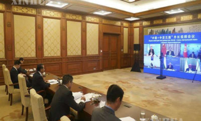 တရုတ်နိုင်ငံ နိုင်ငံတော်ကောင်စီဝင်နှင့် နိုင်ငံခြားရေးဝန်ကြီး ဝမ်ရိက C+C5 နိုင်ငံခြားရေးဝန်ကြီးများ ဗီဒီယိုအစည်းအဝေး တက်ရောက်ကာ သဘာပတိအဖြစ်ဆောင်ရွက်နေစဉ် (ဆင်ဟွာ)