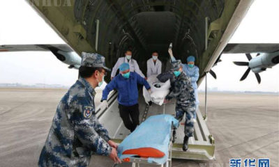 တရုတ်နိုင်ငံ စီချွမ်းပြည်နယ် ချန်တူးမြို့တွင် Y-9 သယ်ယူပို့ဆောင်ရေးလေယာဉ်ပေါ်မှ ဖျားနာနေသော လေတပ်အရာရှိတစ်ဦးအား ကျန်းမာရေးဝန်ထမ်းများက သယ်ဆောင်လာသည်ကို တွေ့ရစဉ် (ဆင်ဟွာ)