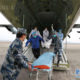 တရုတ်နိုင်ငံ စီချွမ်းပြည်နယ် ချန်တူးမြို့တွင် Y-9 သယ်ယူပို့ဆောင်ရေးလေယာဉ်ပေါ်မှ ဖျားနာနေသော လေတပ်အရာရှိတစ်ဦးအား ကျန်းမာရေးဝန်ထမ်းများက သယ်ဆောင်လာသည်ကို တွေ့ရစဉ် (ဆင်ဟွာ)