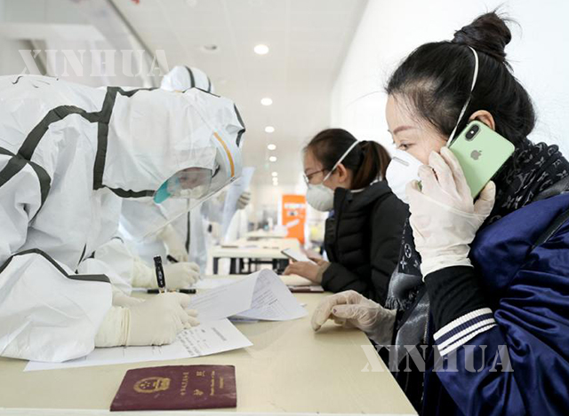 တရုတ် နိုင်ငံ ပေကျင်းမြို့ သို့ လေကြောင်းလိုင်းမှ ဝင်ရောက်သည့် ခရီးသွားဧည့်သည်များအား စစ်ဆေးမှု ဆောင်ရွက်နေစဉ်(ဆင်ဟွာ)