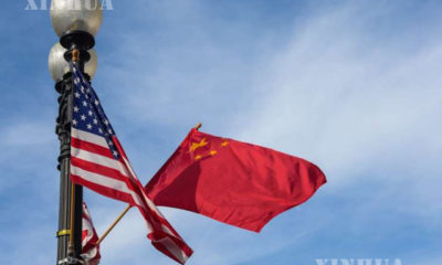 တရုတ်နိုင်ငံအလံ (ယာ) နှင့် အမေရိကန်နိုင်ငံအလံများအားတွေ့ရစဉ် (ဆင်ဟွာ)