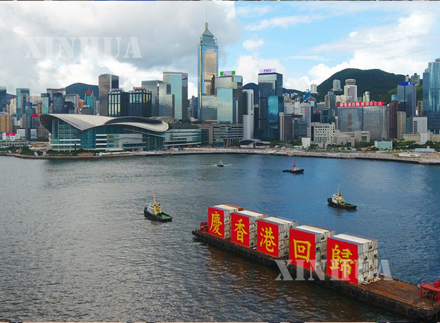 တရုတ်နိုင်ငံတောင်ပိုင်း ဟောင်ကောင်ရှိ ဗစ်တိုးရီးယားဆိပ်ကမ်းအနီးရပ်နားထားသော သင်္ဘောတစ်စီးပေါ်တွင် ဇူလိုင် ၁ ရက်က အမိမြေသို့ဟောင်ကောင်ပြန်လည်ရောက်ရှိခြင်း ၂၃ နှစ်မြောက်အထိမ်းအမှတ် စာတမ်း ဂုဏ်ပြု ချိတ်ဆွဲထားစဉ်(ဆင်ဟွာ)