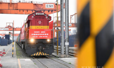 တရုတ်နိုင်ငံ အနောက်တောင်ပိုင်း ချုံချင့်မြို့ရှိ Tuanjiecun ဘူတာရုံမှ လစ်သူယေးနီးယားနိုင်ငံသို့ ထွက်ခွာရန် အဆင်သင့် ဖြစ်နေသော တရုတ်-ဥရောပ ကုန်တင်ရထားတစ်စင်းအား ဧပြီလအတွင်းက တွေ့ရစဉ်(ဆင်ဟွာ)