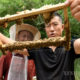 တရုတ်နိုင်ငံ မြောက်ပိုင်း ဟဲပေပြည်နယ် Nantou ကျေးရွာ၌ ပျားအုံးအခြေအနေကို စစ်ဆေးနေသော ချန်ဆောက်ဟွေးနှင့် စုပေါင်းပျားမွေးမြူရေးလုပ်ငန်းမှ အဖွဲ့ဝင် တစ်ဦးအား ဇူလိုင် ၄ ရက်က တွေ့ရစဉ်(ဆင်ဟွာ)