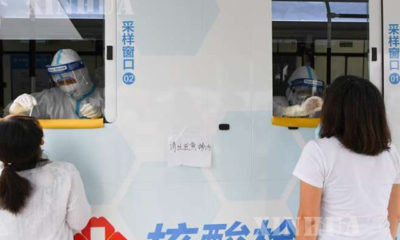 တရုတ်နိုင်ငံ ပေကျင်းမြို့ ရှီချန်းခရိုင်တွင် ရောဂါစစ်ဆေးရေးရွေ့လျားယာဉ်ပေါ်မှ ကျန်းမာရေးဝန်ထမ်းများက လူများထံမှ အာခေါင်တို့ဖတ် ရယူနေစဉ် (ဆင်ဟွာ)