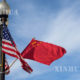 တရုတ်နိုင်ငံ အလံ နှင့် အမေရိကန် အလံတို့အား တွေ့ရစဉ်(ဆင်ဟွာ)