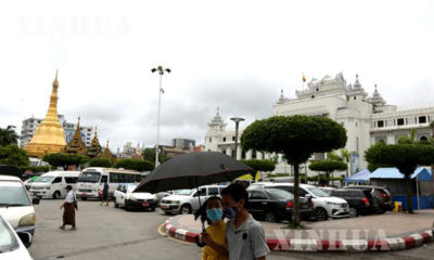 ရန်ကုန်မြို့လယ်၌ နှာခေါင်းစည်း တပ်ဆင်သွားလာသူများအား တွေ့ရစဉ်(ဆင်ဟွာ)