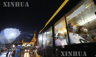 ရန်ကုန်မြို့တွင်း ဘတ်စ်ကားတစ်စီးပေါ်တွင် နှာခေါင်းစည်း တပ်ဆင်၍ သွားလာနေသူများအား တွေ့ရစဉ်(ဆင်ဟွာ)
