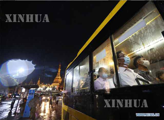 ရန်ကုန်မြို့တွင်း ဘတ်စ်ကားတစ်စီးပေါ်တွင် နှာခေါင်းစည်း တပ်ဆင်၍ သွားလာနေသူများအား တွေ့ရစဉ်(ဆင်ဟွာ)