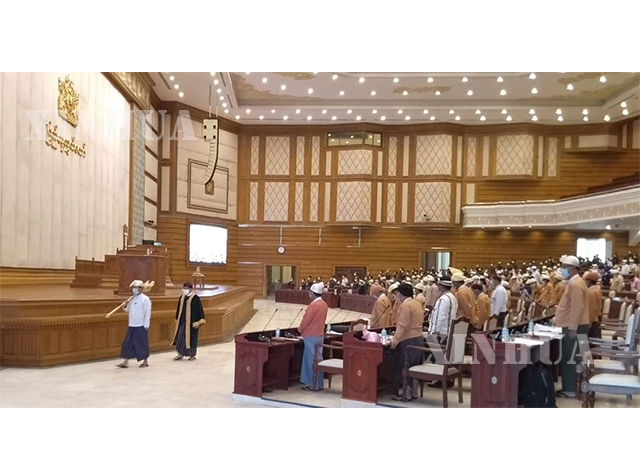 ပြည်သူ့လွှတ်တော် အစည်းအဝေး ခန်းမသို့ လွှတ်တော် ဥက္ကဌကြွရောက်လာစဉ် (ဆင်ဟွာ)