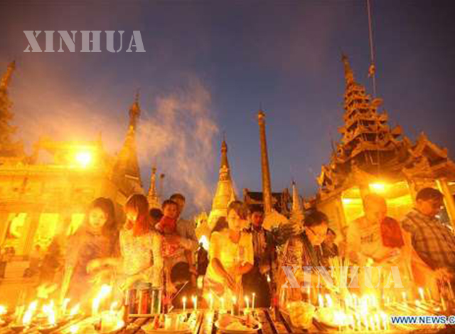၂၀၁၉ ခုနှစ် ဧပြီ ၁၇ ရက်က ရွှေတိဂုံ စေတီတော် ရင်ပြင်၌ မီးပူဇော်နေသူ ဘုရားဖူးများ အားတွေ့ရစဉ် (ဆင်ဟွာ)