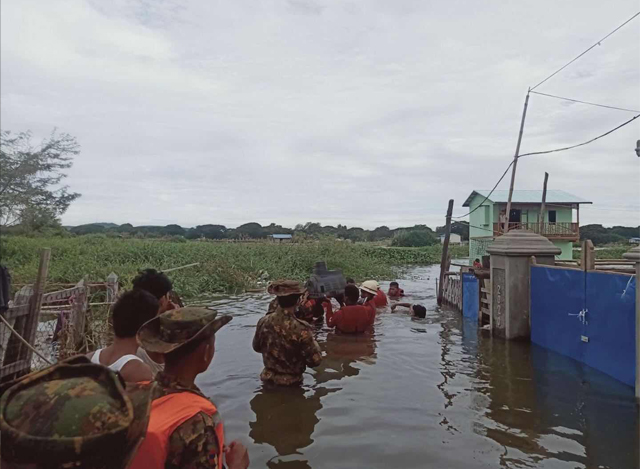 အမရပူရမြို့ရှိ ရွှေဂဲရေဆိုးထုတ်စက်ရုံအနီး တာရိုးကျိုးပေါက်မှုအား ကယ်ဆယ်ရေးဆောင်ရွက်စဉ်(ဓာတ်ပုံ-မီးသတ်ဦးစီးဌာန)