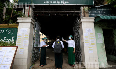 ရန်ကုန်မြို့ မင်္ဂလာတောင်ညွှန့်မြို့နယ်ရှိ အခြေခံပညာ အထက်တန်းကျောင်း၌ ကျောင်းသားတစ်ဦးအား ကျောင်းအတွင်း မဝင်ရောက်မီ ကိုယ်ပူချိန် တိုင်းတာ စစ်ဆေးမှုအား တွေ့ရစဉ်(ဆင်ဟွာ)