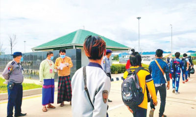 မြဝတီ အမှတ် (၂) ချစ်ကြည်ရေးတံတားမှတစ်ဆင့် ပြန်လည်ဝင်ရောက်လာသော မြန်မာရွှေ့ပြောင်းလုပ်သားများအား တွေ့ရစဉ်(ဓာတ်ပုံ - Myanmaalinn)