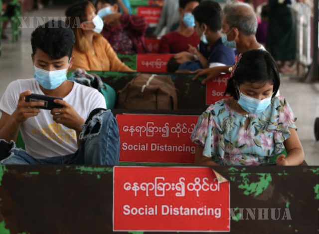 ရန်ကုန်မြို့ ဘူတာကြီး၌ ရထားစီးရန် စောင့်ဆိုင်းနေသူများအား တွေ့ရစဉ်(ဆင်ဟွာ)
