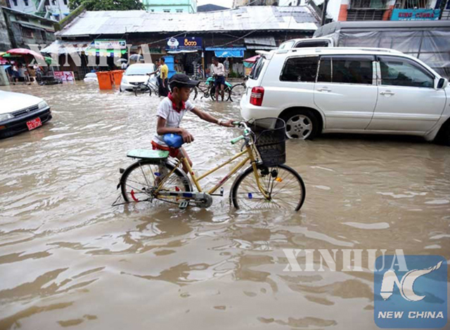 ၂၀၁၈ ခုနှစ်တွင် ရန်ကုန်မြို့တွင် မိုးရွာသွန်းပြီးနောက် ရေကြီးရေလျှံမှုတစ်ခုအားတွေ့ရစဉ် (ဆင်ဟွာ)