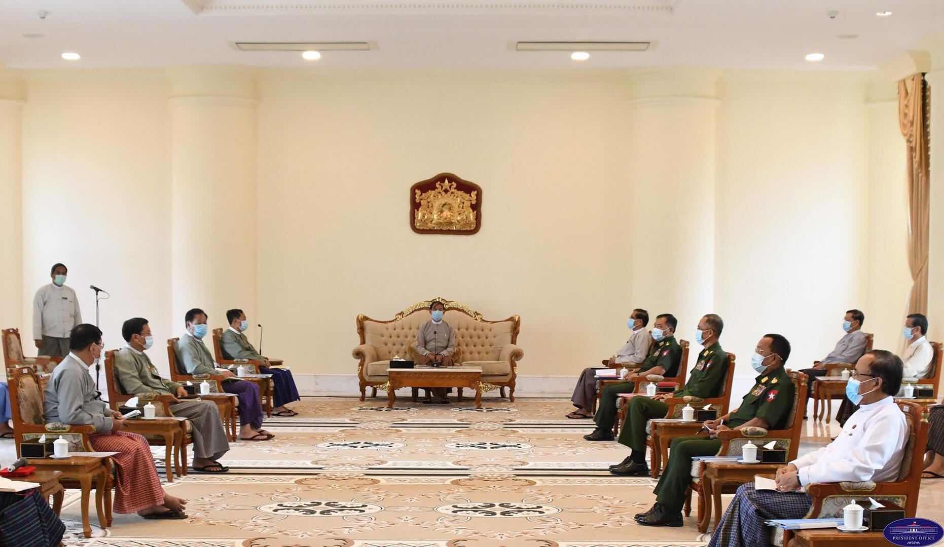 နိုင်ငံတော်သမ္မတဦးဝင်းမြင့်နှင့် ပြည်ထောင်စုရွေးကောက်ပွဲကော်မရှင်ဥက္ကဋ္ဌတို့ တွေ့ဆုံဆွေးနွေးစဉ် (သမ္မတရုံး)