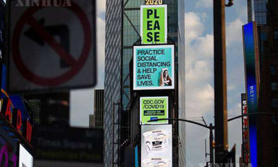 အမေရိကန်နိုင်ငံ နယူးယောက်မြို့ Times Square ရှိ လျှပ်စစ်ကြော်ငြာဘေလ်ဘုတ်ပေါ်တွင် ရောဂါကာကွယ်ရေးအတွက် လူချင်းခပ်ခွာခွာနေရမည့် သင်္ကေတများ ပြသထားသည်ကို တွေ့ရစဉ် (ဆင်ဟွာ)