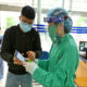 ဗီယက်နမ်နိုင်ငံ ဟနွိုင်းမြို့ရှိ ဆေးရုံတစ်ရုံတွင် ကျန်းမာရေးအခြေအနေ မှတ်ပုံတင်နေသော အမျိုးသားတစ်ဦးအား ကျန်းမာရေးဝန်ထမ်းတစ်ဦးက လမ်းညွှန်ပြနေစဉ် (ဓာတ်ပုံ-VNA မှ ဆင်ဟွာသို့ပေးပို့သည်။)