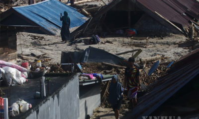 အင်ဒိုနီးရှားနိုင်ငံ တောင်ဆူလာဝေဆီပြည်နယ် North Luwu နယ်မြေ မာဆမ်ဘာမြို့တွင် ရုတ်တရက် ရေကြီးရေလျှံမှုများကြောင့် နေအိမ်ပျက်စီးကာ ရွှံ့နွံများတွင်နစ်မြုပ်နေမှုများအား ဇူလိုင် ၁၇ ရက်က တွေ့ရစဉ် (ဆင်ဟွာ)