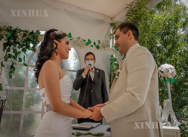 မက္ကဆီကိုနိုင်ငံ၌ ဇူလိုင် ၁၈ ရက်က ကျင်းပသော မင်္ဂလာပွဲ တစ်ခုတွင် အခမ်းအနားမှူးက နှာခေါင်းစည်းတပ်ဆင်၍ ဘိသိက်ဖတ်ကြားနေစဉ်(ဆင်ဟွာ)