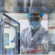 တရုတ်နိုင်ငံ ပေကျင်းမြို့တော်ရှိ China National Pharmaceutical Group (Sinopharm) ၏ ကာကွယ်ဆေး ထုတ်လုပ်သောစက်ရုံတွင် ဝန်ထမ်းတစ်ဦးက COVID-19 inactivated ကာကွယ်ဆေး နမူနာများအား ထုတ်ယူနေစဉ် (ဆင်ဟွာ)