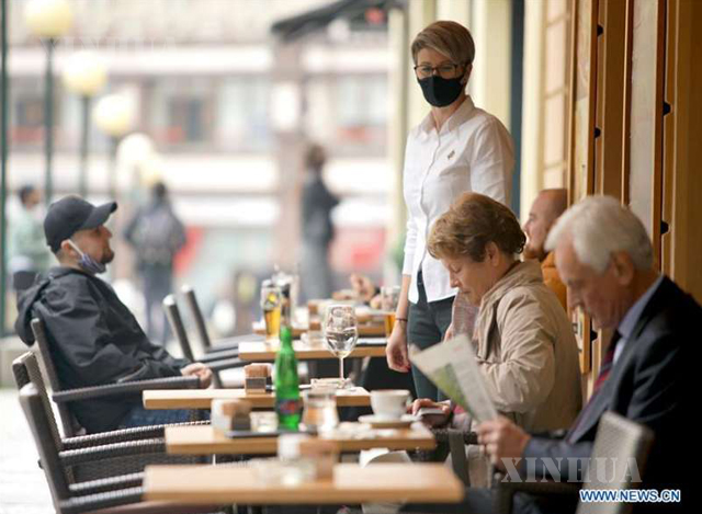 ချက်သမ္မတနိုင်ငံ ပရက်ဂ်မြို့ရှိ စားသောက်ဆိုင်တစ်ဆိုင်တွင် စားသောက်နေသူများအား တွေ့ရစဉ် (ဆင်ဟွာ)