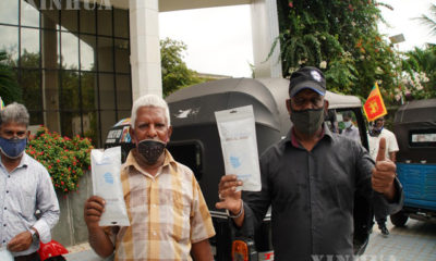 သီရိလင်္ကာနိုင်ငံ ကိုလံဘိုမြို့၌ ကျင်းပသော နှာခေါင်းစည်း ပေးအပ် လှူဒါန်းပွဲတွင် သုံးဘီးယာဉ်မောင်းများက နှာခေါင်းစည်းများဖြင့် အမှတ်တရ ဓာတ်ပုံရိုက်ကူးနေစဉ်(ဆင်ဟွာ)