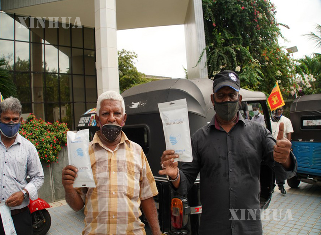 သီရိလင်္ကာနိုင်ငံ ကိုလံဘိုမြို့၌ ကျင်းပသော နှာခေါင်းစည်း ပေးအပ် လှူဒါန်းပွဲတွင် သုံးဘီးယာဉ်မောင်းများက နှာခေါင်းစည်းများဖြင့် အမှတ်တရ ဓာတ်ပုံရိုက်ကူးနေစဉ်(ဆင်ဟွာ)