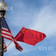 တရုတ်နိုင်ငံ အလံ နှင့် အမေရိကန်နိုင်ငံအလံတို့အား တွေ့ရစဉ်(ဆင်ဟွာ)