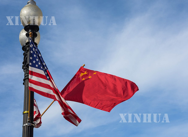 တရုတ်နိုင်ငံ အလံ နှင့် အမေရိကန်နိုင်ငံအလံတို့အား တွေ့ရစဉ်(ဆင်ဟွာ)
